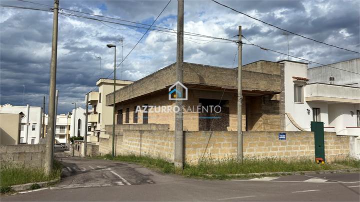 Fabbricato rustico angolare in zona ospedale	